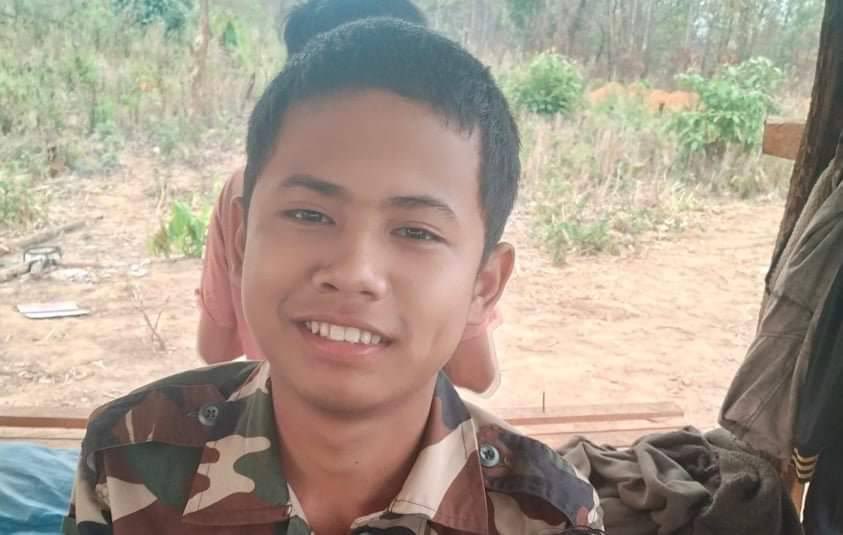 ဓာတ်ပုံ- (၁) မအေးမာထွန်းက စစ်ကောင်စီတပ်ကို သတင်းပေးလိုက်၍ ဖမ်းဆီးခံရပြီး စစ်ကြောရေးတွင်အသတ်ခံလိုက်ရသော အသက် ၁၇ နှစ်အရွယ် PDF ရဲဘော် ဟိန်း၀ဏ္ဏအောင်